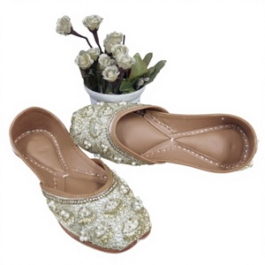 Chaussures pour femmes en cuir véritable de style indien traditionnel, avec broderie de perles blanches, design élégant, tendance de la mode, rouge - Product Image 6