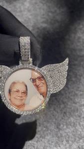 Pendentif Ailes d'Ange Personnalisable en Moissanite, Charm Photo en Argent Sterling 925, Bijou Commémoratif de Luxe Unisexe, Sertissage Griffe Or 18K - Product Image 5