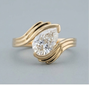 แหวนหมั้นผู้หญิงทรงลูกแพร์ 2.00 กะรัต ตัวเรือนทองคำแท้ 14K ประดับเพชรแล็บโกรว์ ฝังแบบ Bezel Setting ได้รับการรับรองจาก IGI สไตล์โรแมนติก - Product Image 1