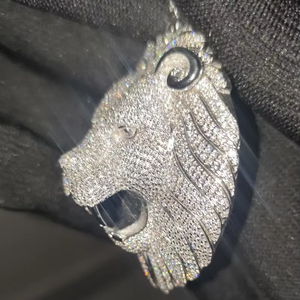 Colgante de cabeza de león con incrustaciones de moissanita estilo hip hop, en tono plateado, joyería con diseño de cara de animal para hombre, estilo urbano, regalo de lujo. - Product Image 2