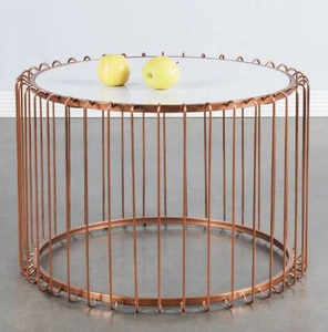 Mesa de centro redonda con tapa de cristal y estructura de base de alambre de cobre, disponible a precios de mayorista. - Product Image 1
