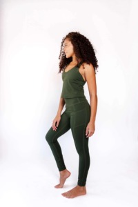Conjunto de 2 piezas para mujer al por mayor: leggings y top estampados OEM verde bosque, conjunto de entrenamiento para mujer, leggings de yoga con efecto fruncido en el trasero. - Product Image 5