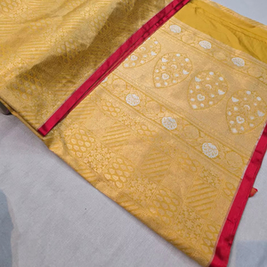 Sari en soie Banarasi exclusif pour femmes - Product Image 1