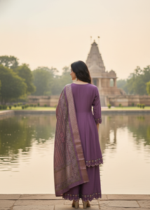 Hermoso Conjunto de Kurti Morado para Mujer, Manga 3/4, Algodón y Seda, Completamente Cosido, para Ocasiones Formales y Festivas - Product Image 2