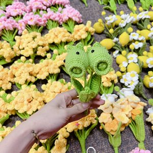 Flor de ganchillo hecha a mano, plantas en maceta, flores artificiales para siempre, regalo para un amigo, perfecto para decoraciones del hogar, OEM hecho en Vietnam - Product Image 3