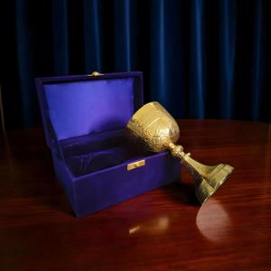 Calice en laiton gravé, gobelet à vin vintage avec boîte en velours bleu, coupe à vin de communion avec motif royal en relief, décoration d'intérieur - Product Image 3