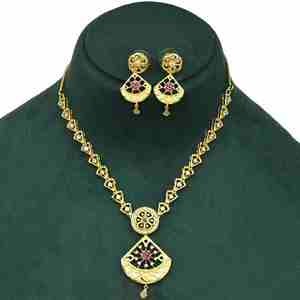 เครื่องประดับทองเหลืองแฟชั่นขายส่ง ชุบทอง 14K 18K 24K ไมครอน ประดับเพชรและพลอยทับทิม สร้อยคอสั้น ดีไซน์แบบดั้งเดิม ชุดสร้อยคอ - Product Image 1