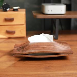 Caja de pañuelos minimalista de nogal negro con forma curva ondulada, accesorio decorativo perfecto para oficinas formales o salas de estar, procedente de la India. - Product Image 1