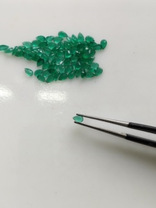 Onyx vert naturel 4x2,5 mm, taille poire, qualité supérieure, pierre précieuse en vrac pour la fabrication de bijoux - Product Image 2