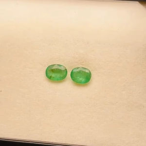 มรกตธรรมชาติจากแซมเบีย รูปทรงวงรี คู่หนึ่ง น้ำหนัก 2.31 กะรัต คุณภาพเกรด AAA พร้อมประกายเงางาม สีเขียวสวยงาม ขัดเงาอย่างสมบูรณ์แบบ เหมาะสำหรับทำเครื่องประดับ - Product Image 3