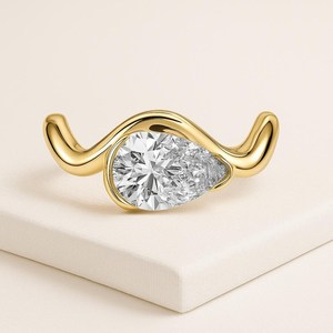 Bague de fiançailles solitaire moderne en diamant de laboratoire taille poire, en or jaune 14 carats, avec bande ondulée, certifiée IGI, bijou raffiné, cadeau - Product Image 2