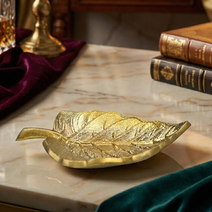 Plateau de service moderne en laiton fait main, style feuille, le plus vendu, pour servir des noix, des fruits, des collations et des desserts - Product Image 1