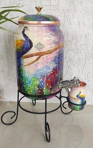 Distributeur d'eau en cuivre coloré avec motif paon sur support métallique - Product Image 4
