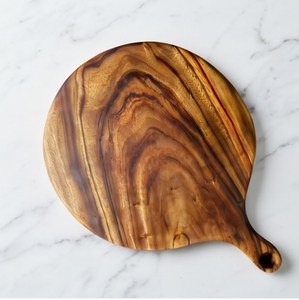 Planche à découper ronde en bois d'olivier avec poignée et trou de suspension, grain naturel - Product Image 1