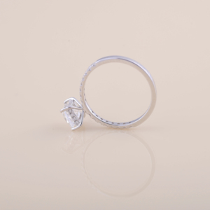 Anillo de Compromiso con Diamante Cultivado en Laboratorio de Corte Princesa de 1.35CT con Banda Redonda Pavé en Oro Blanco, Amarillo y Rosa de 14K - Product Image 5