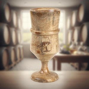 Verre à bière en bois fait main, design moderne, forme de bouteille de vin, style rustique, pour restaurants et bars - Product Image 4