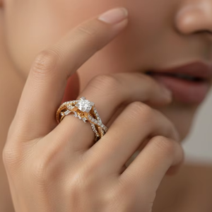 Anillo de Compromiso de Lujo con Diamante Redondo y Halo Floral en Oro - Product Image 4