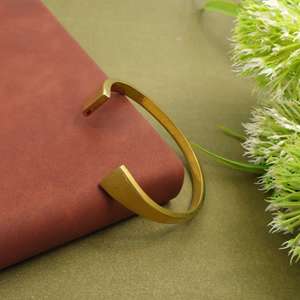กำไลข้อมือทองคำแบบมินิมอล ดีไซน์เรียบง่าย เปิดได้ ใส่ได้ทุกวัน ทันสมัย เรียบหรู ทำจากทองเหลือง เหมาะเป็นของขวัญสำหรับเธอ - Product Image 1