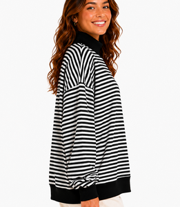 Sudadera Premium Personalizada para Mujer con Cuello Alto, Hecha de 100% Algodón, con un Tacto Ligero y Comodidad Transpirable - Product Image 4