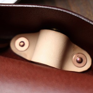 Étui à lunettes classique en cuir marron avec fermeture à pression dorée et attache porte-clés - Product Image 5