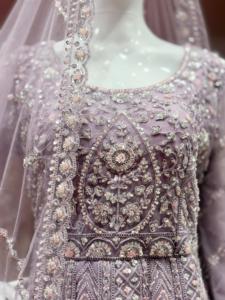 Nouvelle arrivée de couleur claire Net Lehenga avec des mèches de fantaisie travaux manuels lourds et des pierres Jarkan pour les mariages et les événements spéciaux - Product Image 2