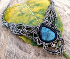 Collier pendentif en macramé fait main avec labradorite bleue |   Bijoux en cristal de guérison bohème, cordon gris réglable - Product Image 1