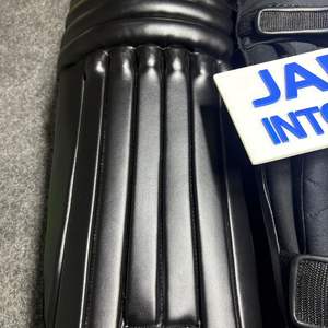 Protège-tibias de cricket noirs personnalisés 2026 de haute qualité et confortables, équipement de protection de qualité avec logo et couleur personnalisables - Product Image 2