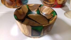 ชามสลัดทำมือจากเรซิ่นอีพ็อกซี่ปลอดสาร BPA และไม้กระถินเทศ ลายเรซิ่นใสแบบแม่น้ำ พร้อมลวดลายไม้ธรรมชาติ สำหรับตกแต่ง - Product Image 2