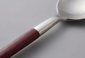 Ensemble de couverts modernes en argent avec manches en plastique rouge, compatibles lave-vaisselle, pour un usage quotidien et les occasions spéciales - Product Image 3