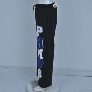 Schwarze Fleece-Jogginghose für Herren mit gesticktem PMM-Herz-Logo am rechten Bein, elastischem Bund und Kordelzug, für Outdoor und Freizeit im Herbst. - Product Image 3