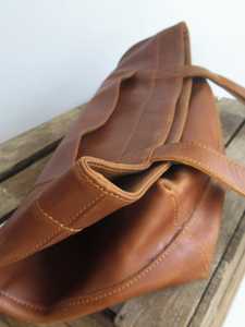 กระเป๋าถือหนังวัวแท้สีพื้นแบบซิป รุ่นปี 2025 แฟชั่นผู้หญิง ทำมือ จุของได้เยอะ ใช้ได้หลากหลาย สะพายไหล่ได้ - Product Image 6