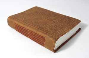 Carnet personnalisable en cuir de buffle souple, couverture faite à la main en papier recyclé, motif arbre en relief - Product Image 2