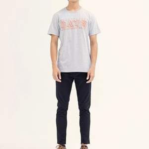 Camiseta de Hombre 100% Algodón Grueso, Corte Regular, 300GSM, Lisa, con Logotipo Personalizado, Diseño Serigrafiado, al Mejor Precio - Product Image 1