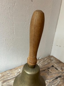 Campana de mano de latón de diseño único con mango de madera para enseñanza, terapia y coordinación de eventos, campana de mano de latón de tono premium - Product Image 4