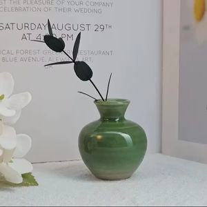 Jarrón Redondo de Cerámica Hecho a Mano con Esmalte Brillante, Forma Compacta y Elegante, Perfecto para Decoración de Estantes y Arreglos Florales - Product Image 1