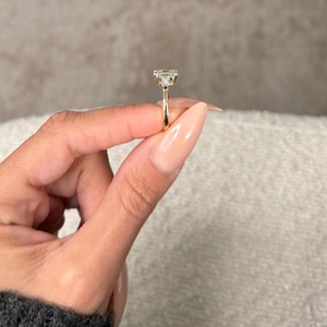 Anillo de compromiso de oro amarillo de 14 quilates con tres diamantes cultivados en laboratorio con corte esmeralda certificados por IGI de 2.20 quilates y piedras laterales de baguette. - Product Image 2