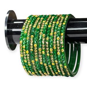 Bracelets en verre vert forêt luxueux avec des détails en or plaqué, imitation perle tendance, bracelets de mariage - Product Image 1
