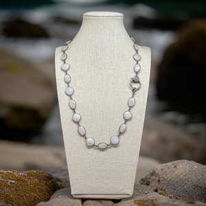 สร้อยคอหินมูนสโตนสีรุ้งธรรมชาติ ตัวเรือนเงินแท้ชุบออกซิไดซ์ ประดับเพชร พร้อมตัวล็อกแบบก้ามกุ้ง - Product Image 4