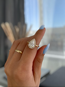 Anillo de Compromiso con Diamante Cultivado en Laboratorio, Estilo Vintage, en Oro Blanco con Corte Pera en el Centro y Detalles Laterales Marquise para Mujer - Product Image 1