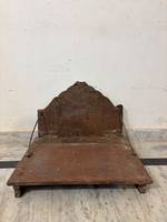 Table basse pliante artisanale en teck sculpté à la main, style tribal du Rajasthan indien, antique du milieu du siècle, avec rangement intégré