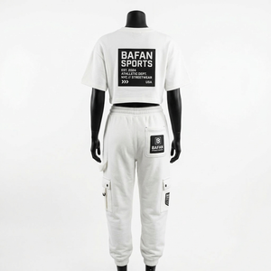 Conjunto de camiseta corta de felpa de algodón y poliéster de 320 GSM premium y pantalones jogger cargo con logo de parche de goma blanca para mujer - Product Image 2