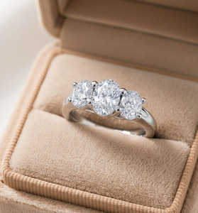 Bague de mariage à trois pierres en moissanite ovale 1 carat avec argent 925 véritable, idéale pour un cadeau d'anniversaire ou de promesse pour femme et partenaire - Product Image 2