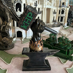 Escultura de hierro forjado de mano sosteniendo un martillo, estilo moderno y antiguo, resistente a la intemperie, para decoración del hogar, regalos y artesanías de la fábrica KHP Vietnam. - Product Image 2