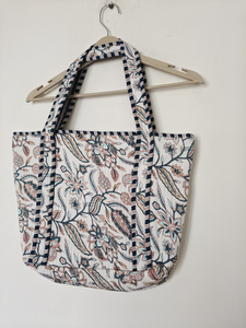 Sac fourre-tout moyen en coton matelassé orange floral avec fermeture éclair et doubles poignées, provenant du Rajasthan - Product Image 1