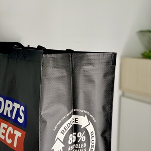 กระเป๋าผ้าทอ PP แบบเว็บบิ้งจากเวียดนาม ทนทาน รับน้ำหนักได้มาก คุณภาพสูง ผลิตตามแบบ OEM/ODM กระเป๋าช้อปปิ้งทรงกระบอกแบบใหม่ - Product Image 3