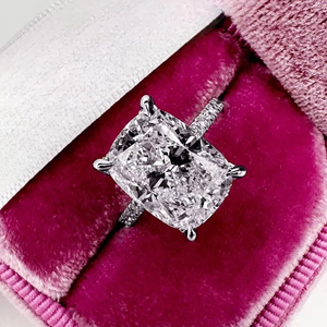 Bague de luxe Krishnavii 5 carats en or blanc 18 carats avec diamant de laboratoire taille coussin allongé et halo caché pour soirée - Product Image 1