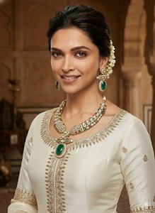 Collier tribal afghan Kuchi avec grandes plaques argentées embossées et grands cabochons en verre rouge - Product Image 3