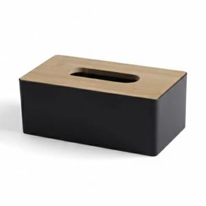 Porta pañuelos rectangular con base de plástico negro y tapa de madera clara, accesorio elegante y funcional para comedor al aire libre y uso en patio. - Product Image 1
