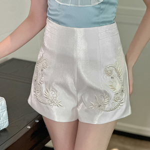 Shorts en satin taille haute pour femmes avec broderie florale faite à la main, style élégant, taille élastique, coupe classique - Product Image 4
