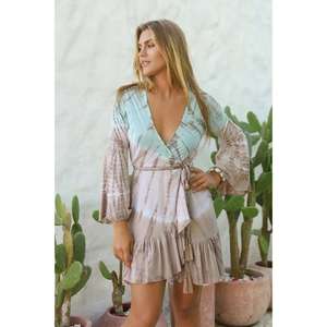 Robe courte bohème tie-dye pour femme, col en V profond, manches longues, ourlet à volants, robe courte d'été pour la plage - Product Image 3